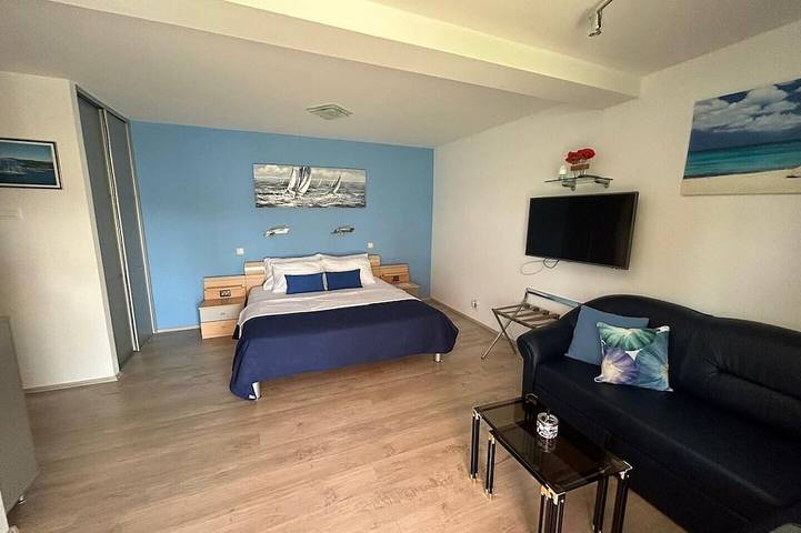 Ganze Wohnung, Apartment Poljana 1, für 3 Personen, in Mali Lošinj in der Gegend von Poljana. Es besteht aus einem Schlafzimmer, einer ausgestatteten Küche, einem Badezimmer mit Dusche und einer Terrasse. Zur Wohnung gehört auch ein Parkplatz vor dem Haus. in Mali Lošinj, Cunski