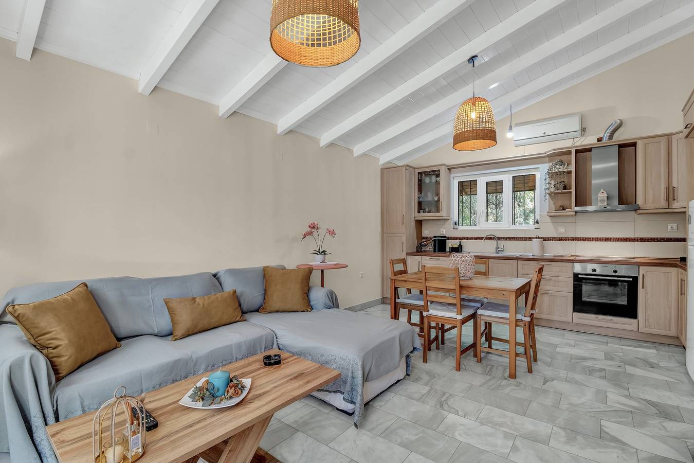 Holiday Home 'Stella's House' with Private Terrace, Wi-Fi and Air Conditioning in Lefkada By, Hellas