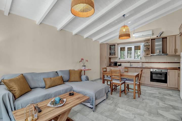 Holiday Home 'Stella's House' with Private Terrace, Wi-Fi and Air Conditioning in Lefkada City, Greece