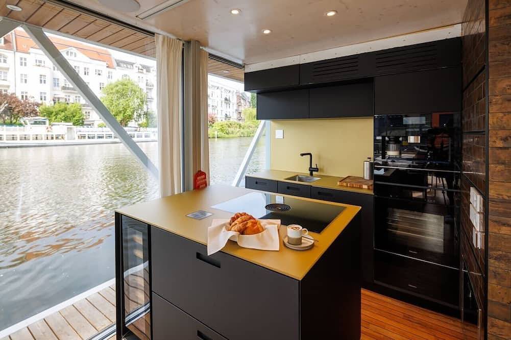 Nido – stilvoll entspannen auf Berlins exklusivstem und naturnahem Hausboot. in Moabit Berlin, Berlin
