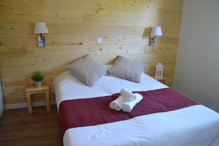 Gîte pour 4 personnes, avec terrasse ainsi que jardin et piscine à La Bastide-de-Sérou