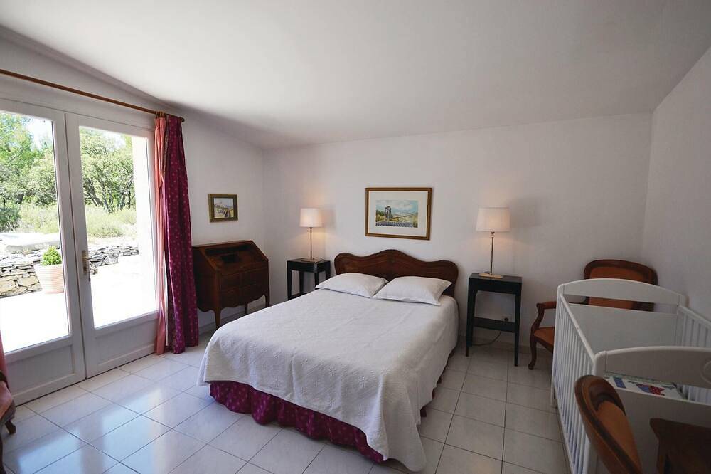 Awesome home in Joucas with kitchen in Joucas, Parc naturel régional du Luberon
