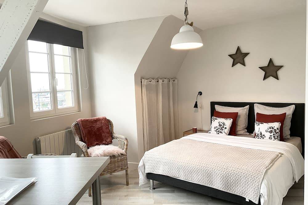 Entire apartment, Bright apartment with harbor views in Port-en-Bessin-Huppain, Bayeux region
