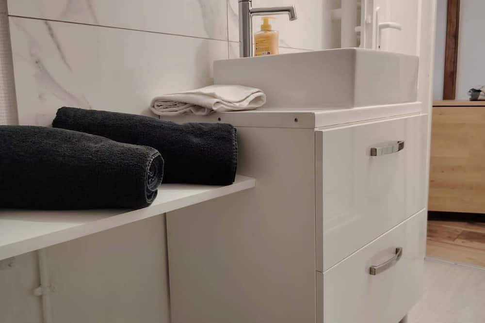 Entire apartment, Apartment with double bed, sofa bed, bathroom and kitchen in Montereau-Fault-Yonne, Seine-et-Marne