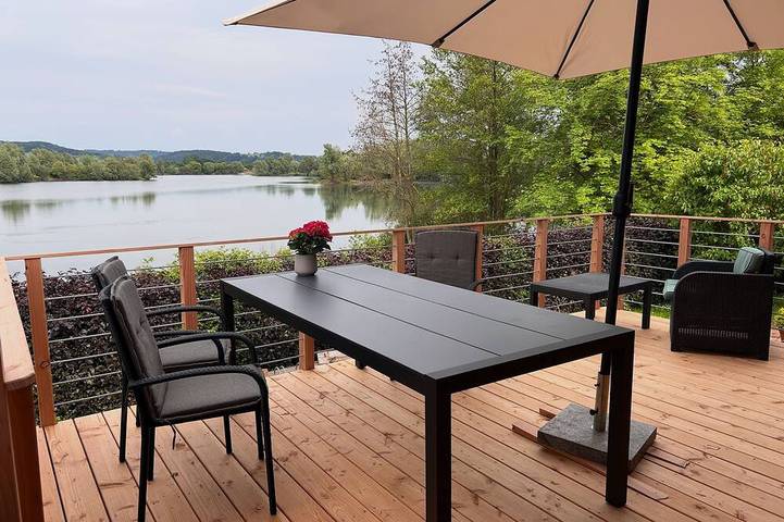 *Seehäuschen* Ferienhaus mit Terrasse, direkt am Wasser und mit Seeblick. in Lauenförde, Landkreis Holzminden