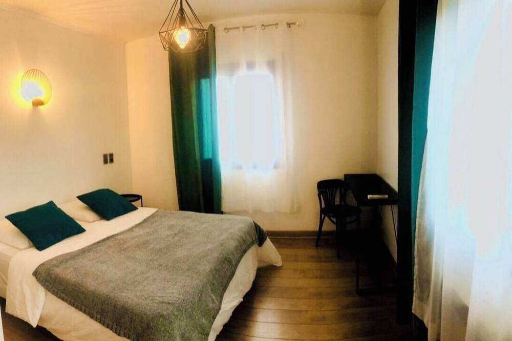Beautiful spacious room and bar restaurant in Pont-Saint-Esprit, Nimes und Umgebung