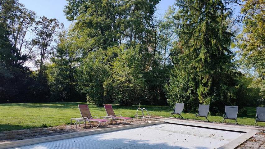 Location de vacances pour 13 personnes, avec terrasse ainsi que jardin et piscine à Levernois - 3