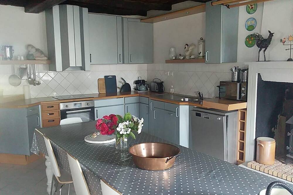 Ancienne Ferme Avec Piscine Privée Et Court De Tennis-Tarif Spécial Disponible in Fougeré, Région de La Roche-sur-Yon