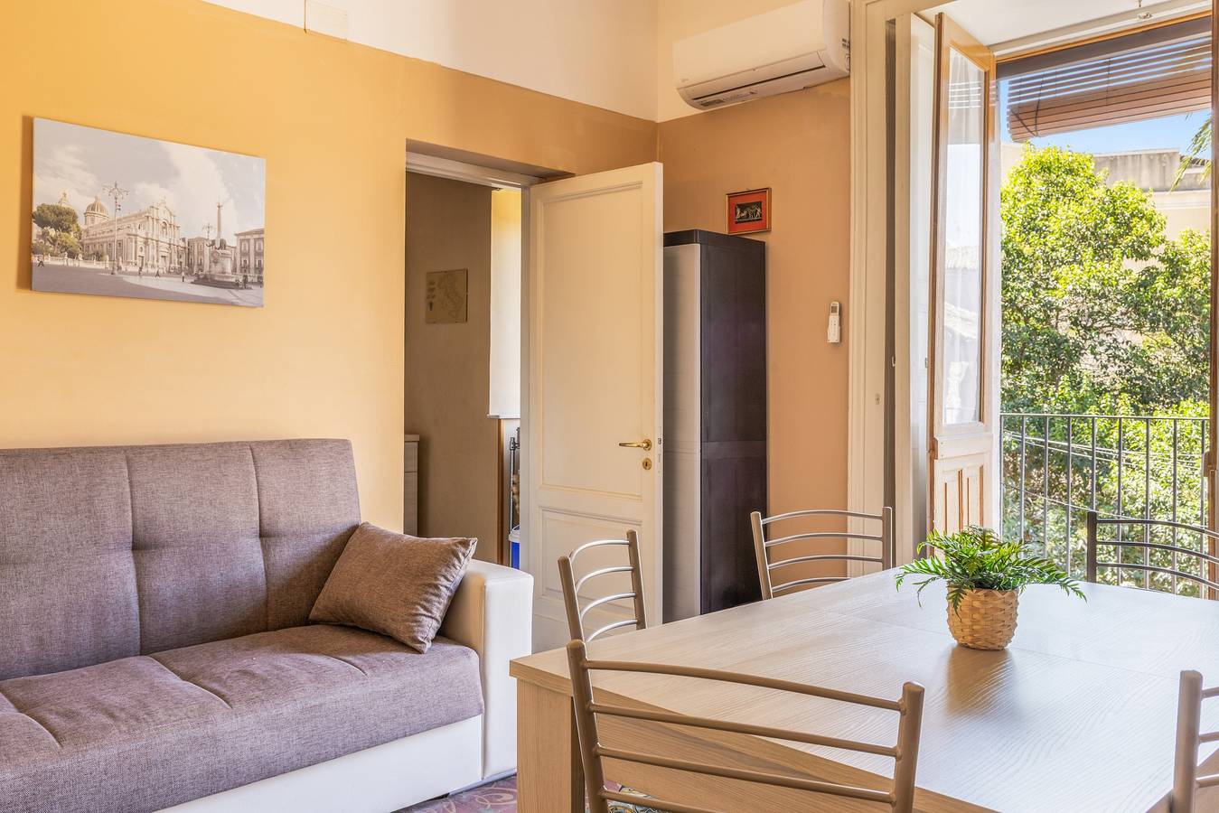 Apartment 'Casa Sveva - Finestra Sulla Storia' with Balcony, Wi-Fi and Air Conditioning