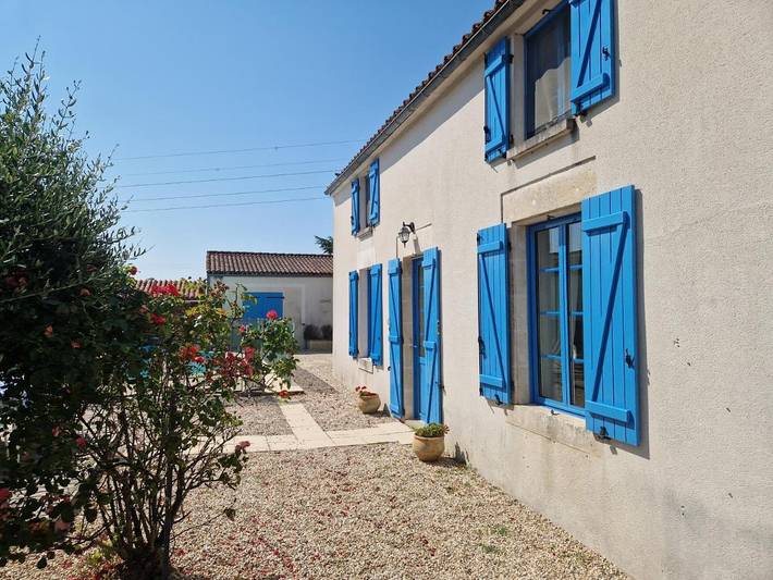 Location de vacances pour 10 personnes, avec Terrasse ainsi que Bassin pour enfant et Piscine à Saint-Pierre-le-Vieux (Vendée)