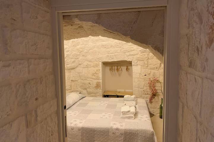 Aprus trullo surrounded by greenery with private pool. in Martina Franca, Province de Taranto