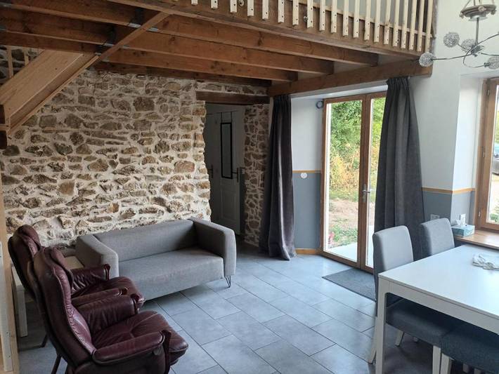 Gîte pour 4 personnes, avec jardin ainsi que piscine et vue, adapté aux familles dans Virlet
