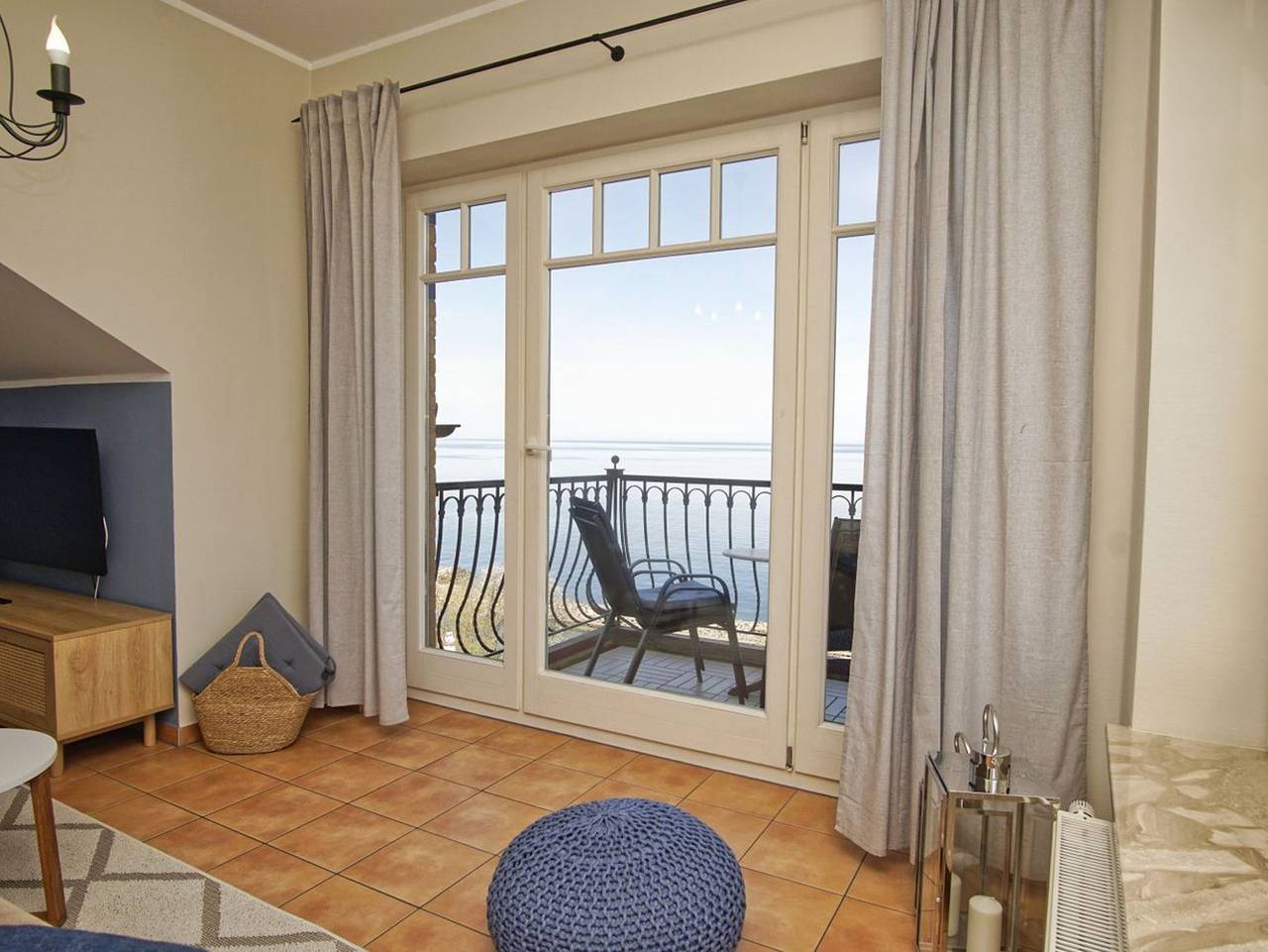 Ganze Ferienwohnung, Haus am Meer - Ferienwohnung mit traumhaftem Meerblick - Haus am Meer Fewo 12 in Lohme, Nationalpark Jasmund