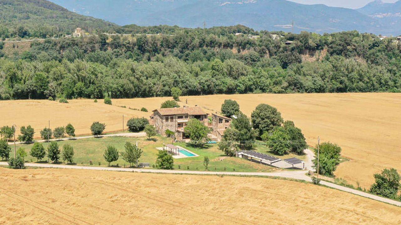 Apartamento vacacional entero, Apartamento de vacaciones para 17 personas con piscina in Montagut y Oix, Garrotxa