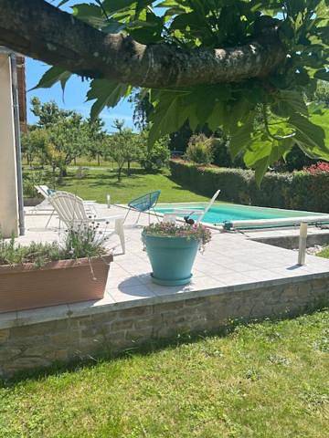 Gîte pour 6 personnes, avec vue ainsi que piscine et terrasse à Altillac