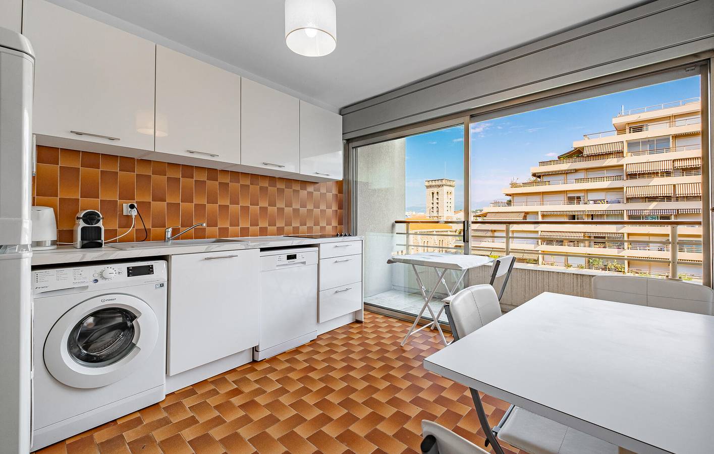 Entire holiday apartment, Beachside Apartment with AC, Dishwasher, Terrace & WiFi in Cannes La Bocca, Cannes