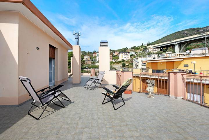 Appartamento intero, Appartamento 'Attico di Silvy e Kikka' con vista mare, terrazza e Wi-Fi in Arenzano, Riviera di Ponente