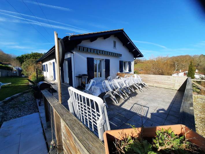 Location de vacances pour 8 personnes, avec Balcon/Terrasse ainsi que Jardin et Vue à Briscous