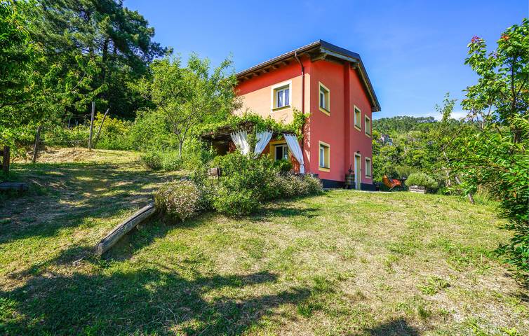 Charming Apt with Pool & WiFi, Near Locanda Agrogallo di Comeglio Laura in Castello (Carro), Carro (Liguria)