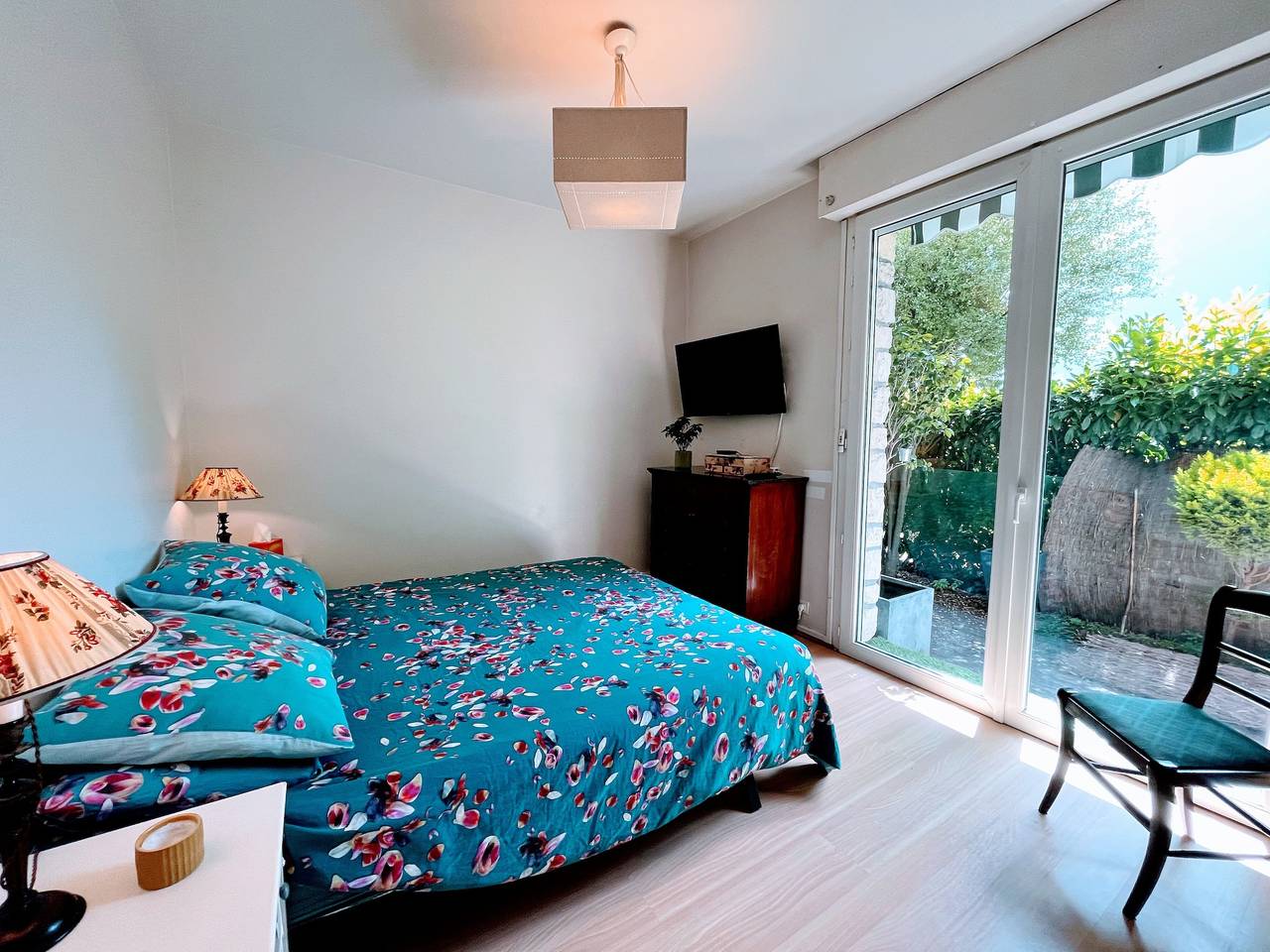 Apartamento entero, Apartamento 'Sur Jardin Clos' con terraza privada, jardín privado y Wi-Fi in Saint-Cloud, Altos del Sena