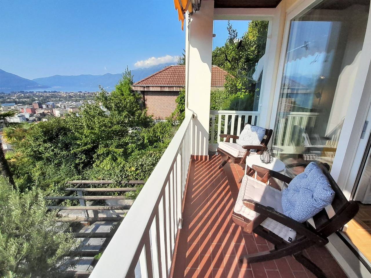 Ganze Wohnung, Gartenwohnung mit 180° Seesicht und schöner Aussensitzplatz in Locarno, Tessiner Alpen