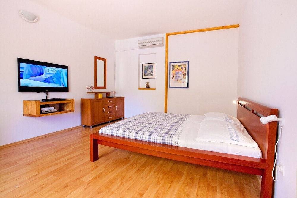 Beautiful Dalmatian style villa surrounded by stunning garden in Milna, Brac