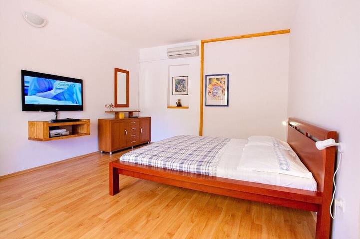 Beautiful Dalmatian style villa surrounded by stunning garden in Milna, Brac