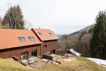Maison de campagne pour 15 personnes, avec terrasse et jardin, animaux acceptés à Linthal