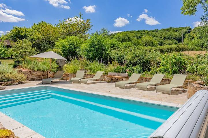 Location de vacances pour 12 personnes, avec jardin à Saint-Ythaire