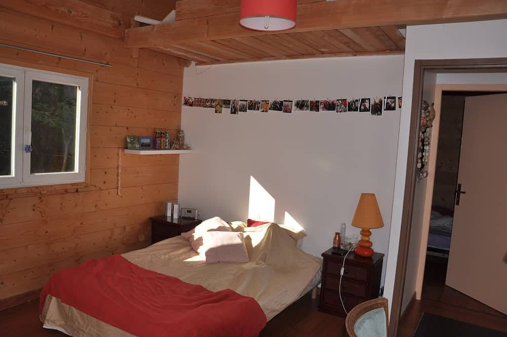 Wooden villa with pool and garden in Montpellier near streetcar and shops in Hôpitaux-Facultés, Montpellier