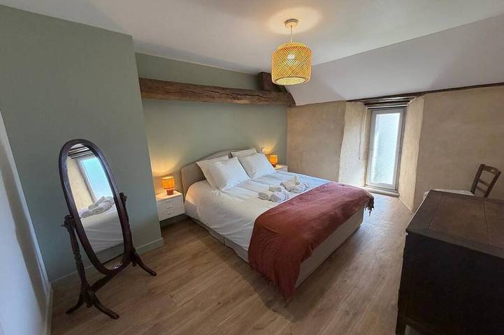 12th-century chapel with terrace & fireplace - sleeps 8 in Josselin, Pontivy und Umgebung