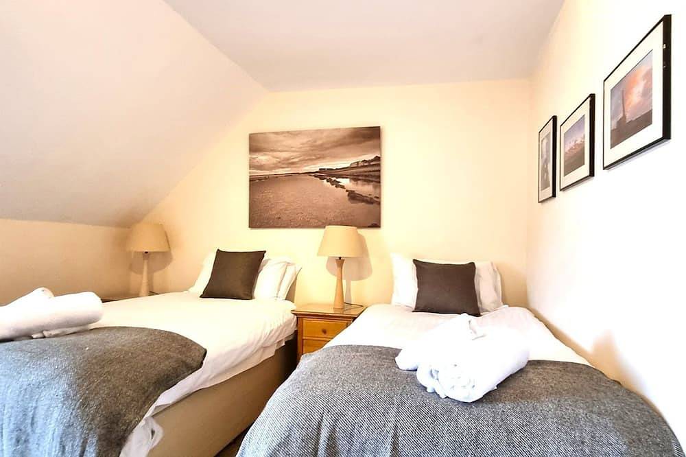 Entire apartment, Penthouse apartment with sea views & direct access to the beach! in Perranporth, Cornwall