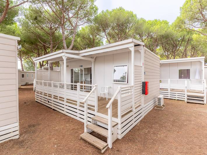 Camping voor 6 personen, with zwembad and terras as well as kinderzwembad in Orbetello
