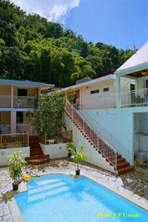Gîte pour 2 personnes, avec vue sur le lac ainsi que terrasse et piscine à Saint-Pierre (ville)