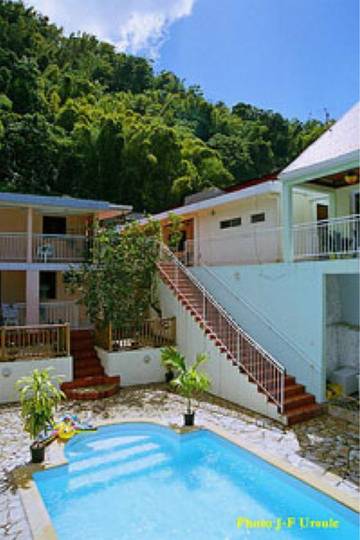 Gîte pour 2 personnes, avec vue sur le lac ainsi que piscine et terrasse à Saint-Pierre (ville)