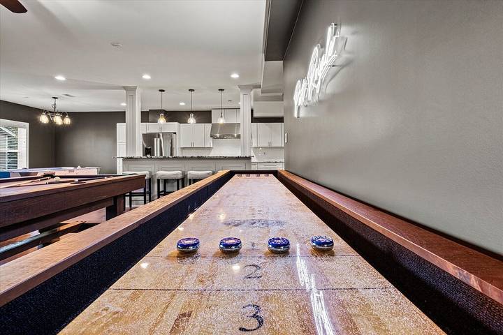 Vacation house for 22 people, with balcony and yard in Lake Norman