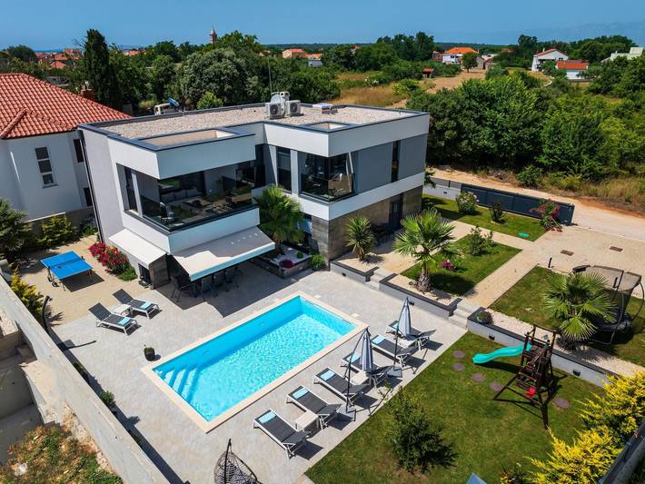 Villa pour 10 personnes, avec piscine ainsi que jardin et terrasse, animaux acceptés à Nin