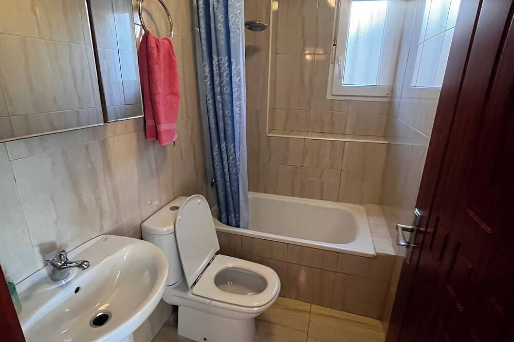 Apartamento entero, Casa nueva (para estrenar) a 40 m de la playa. Niños y mascotas son bienvenidos in Playa Moncayo, Guardamar del Segura