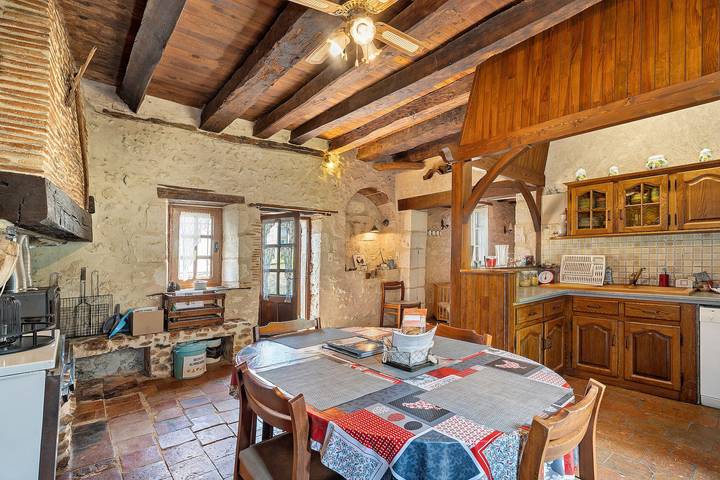 Le Séchoir d'Alice: Holiday Home with Private Terrace, Garden & Wi-Fi in Saint-Germain-du-Salembre, Périgord Blanc