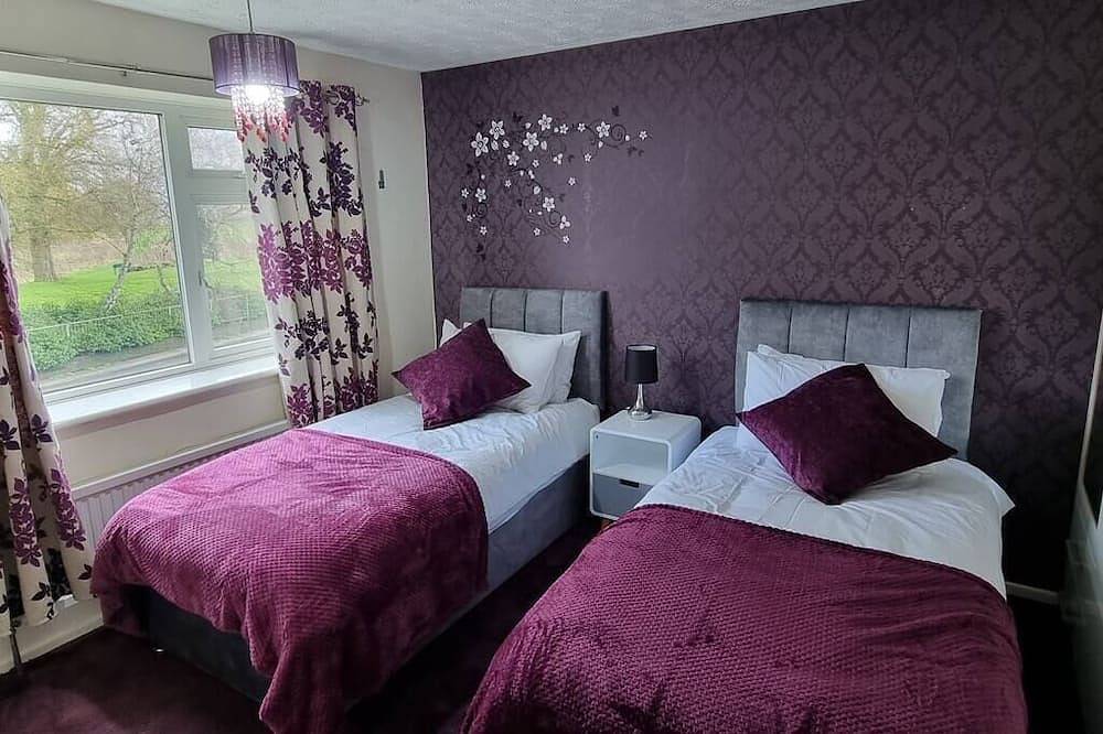 Pastures Way House - Lovely and Spacious 4 Bed House near L & D Hospital in Luton, Chiltern Hills