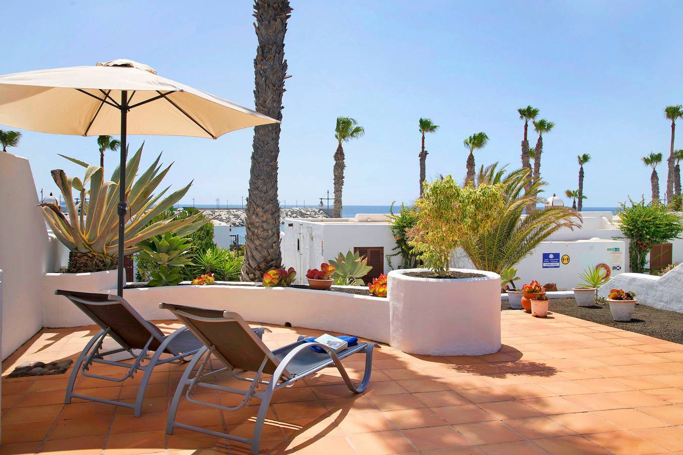 Entire apartment, Holiday Apartment "Puerto Chico 5" with Private Garden, Shared Pool & Sea View in Playa Blanca, Yaiza