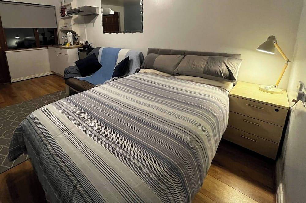 Ganze Wohnung, Kleines Studio mit 1 Doppelbett und eigenem Bad in Nenagh, Lough Derg