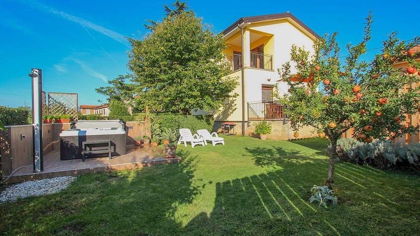 Ferienhaus für 4 Personen, mit Terrasse und Whirlpool - 1