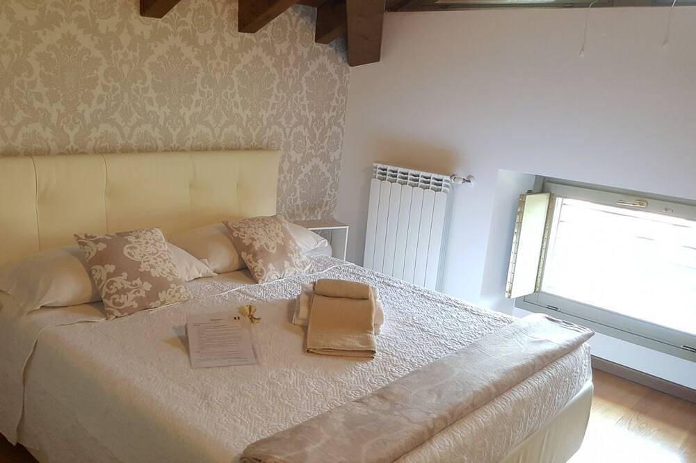 Double Room Shared Bathroom In Donizetti Attic in Bergamo, Bergamo Provinsen