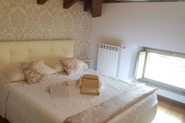 Double Room Shared Bathroom In Donizetti Attic in Bergamo, Provincia di Bergamo