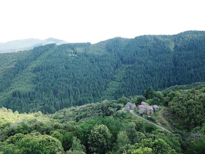 Location de vacances pour 4 personnes, avec Terrasse et Jardin ainsi que Piscine et Vue à Saint-Hilaire-de-Lavit