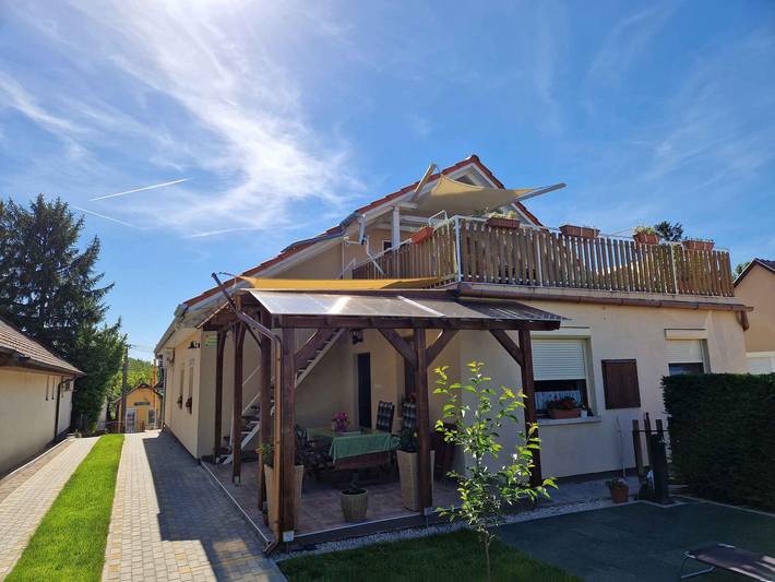 Ferienwohnung für 4 Personen, mit Balkon und Garten in Balatonlelle