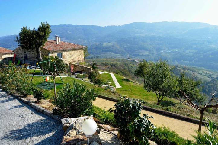 Location de vacances pour 4 personnes, avec Jacuzzi et Terrasse ainsi que Jardin et Piscine à Empurany