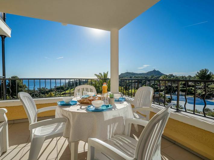 Vakantiewoning voor 4 personen, with Terras and Tuin as well as Zwembad in Saint-Raphaël