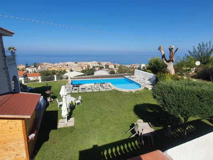 Ferienwohnung für 3 Personen, mit Balkon und Whirlpool sowie Terrasse und Garten in Tropea